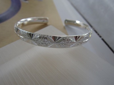 精品供应铜车花欧美手镯与民族手镯 莆鑫饰品批发指南